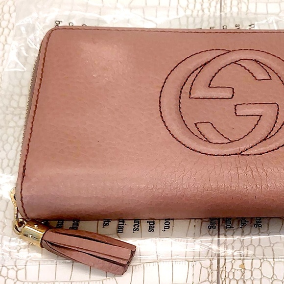GUCCI Pink/Mauve Pebbled Leather SOHO Interlocking G Tassel Zip Around Wallet. - Picture 2 of 10